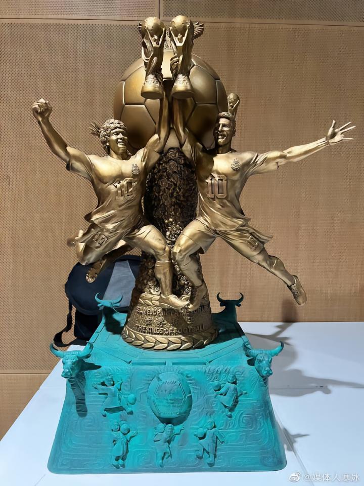主办方为阿根廷和梅西准备了特制奖杯，底座印有“世界球王”