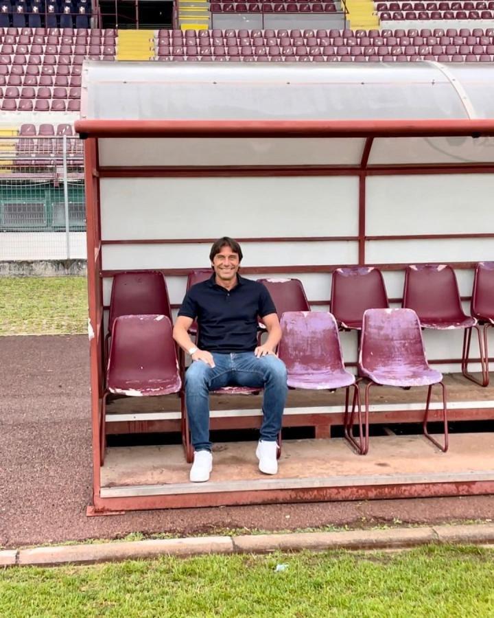 孔蒂晒图探望首支执教球队阿雷佐： 一切都是从这里开始的