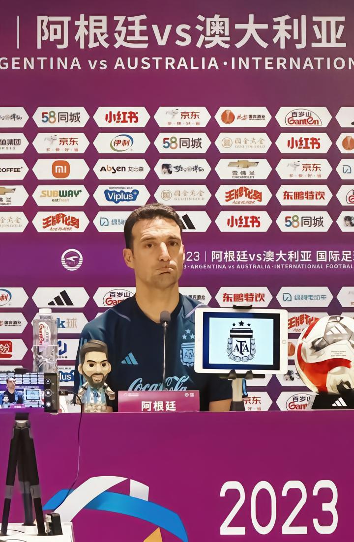阿根廷国家队主教练出席发布会 王牌化身梅西玩偶亮相成桌摆