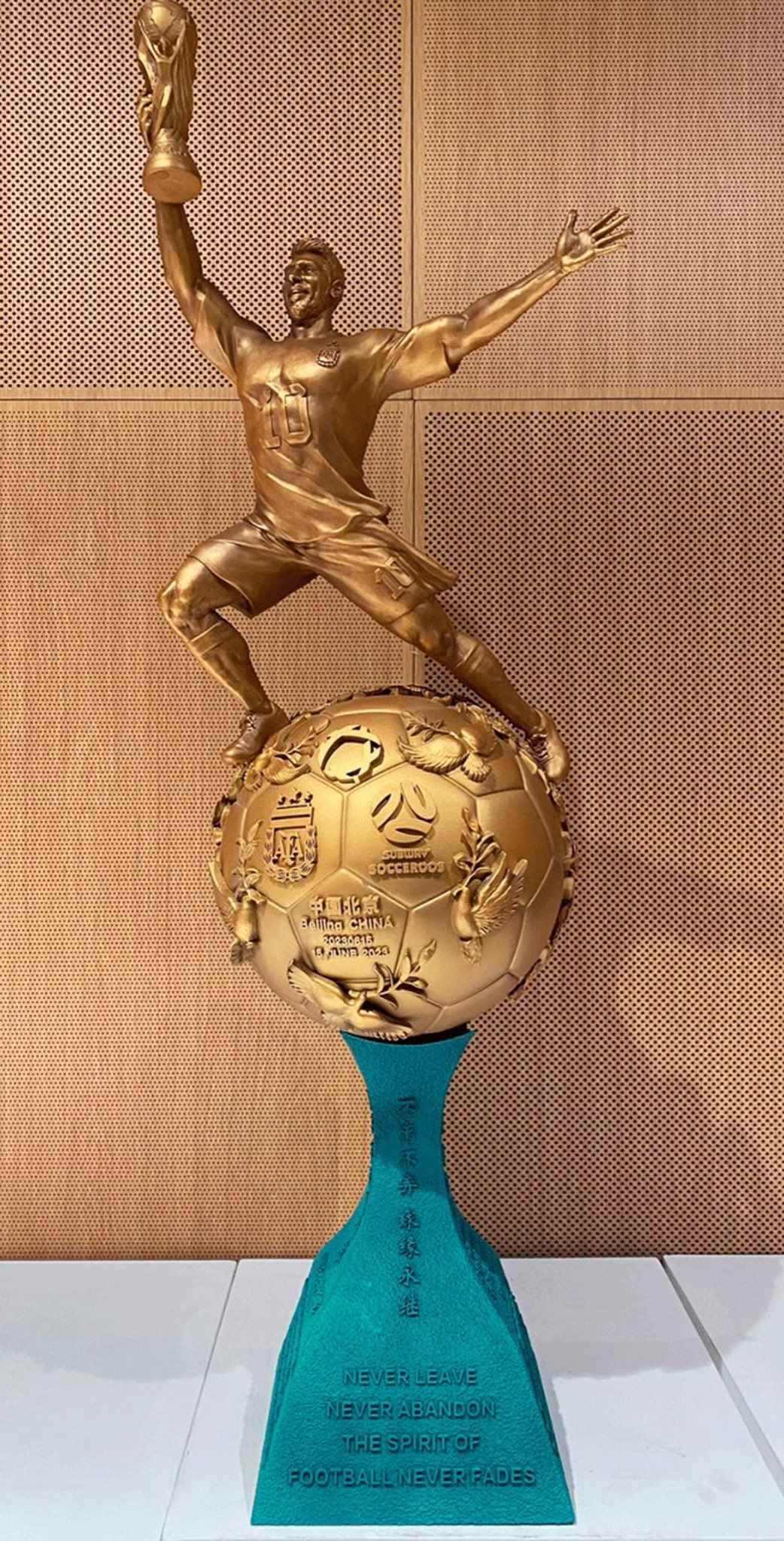 似曾相识？主办方为梅西准备的雕像vsC罗曾经那个雕像