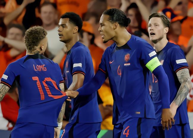 荷兰战术观察：攻势足球理念幻灭，该蜷取还要蜷取啊