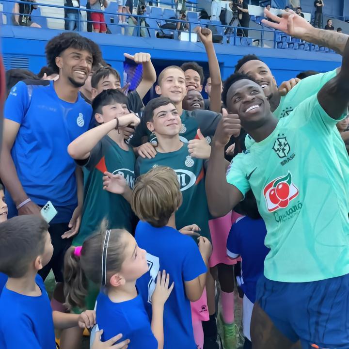 最近，巴西队在达尼-哈尔克体育场备战。在埃德森未