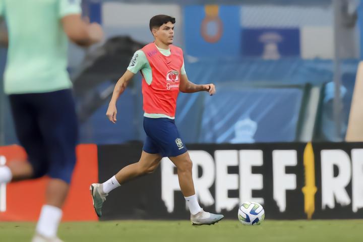 艾尔顿：到达国家队后我和菲利佩聊了很多，他对我帮助很大