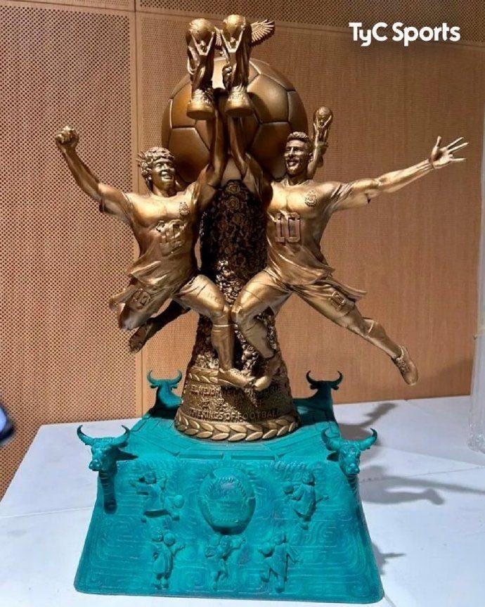 阿根廷网友热议奖杯：梅西丢的那根手指在法国 劳塔