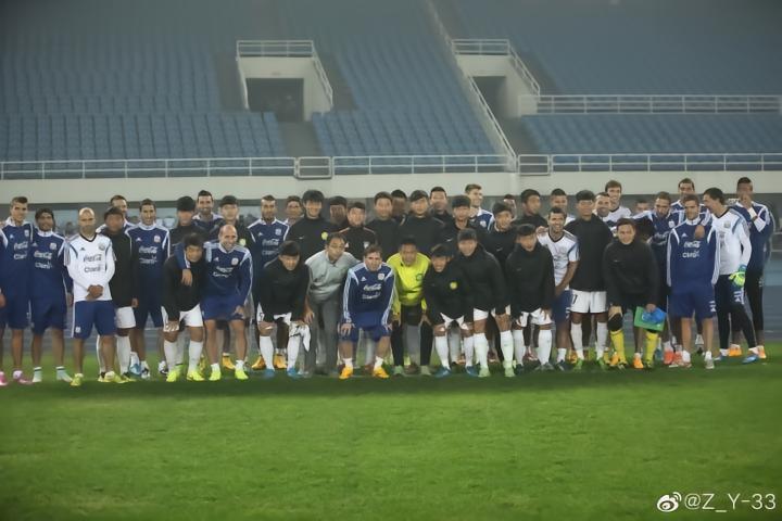 曾与梅西交过手，成都队门将张岩晒2014年与阿根廷全队合影
