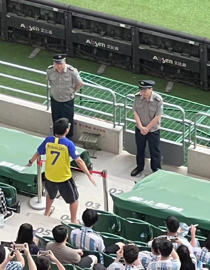 这阿根廷vs澳大利亚现场，球迷身穿C罗球衣在工体“siu”庆祝