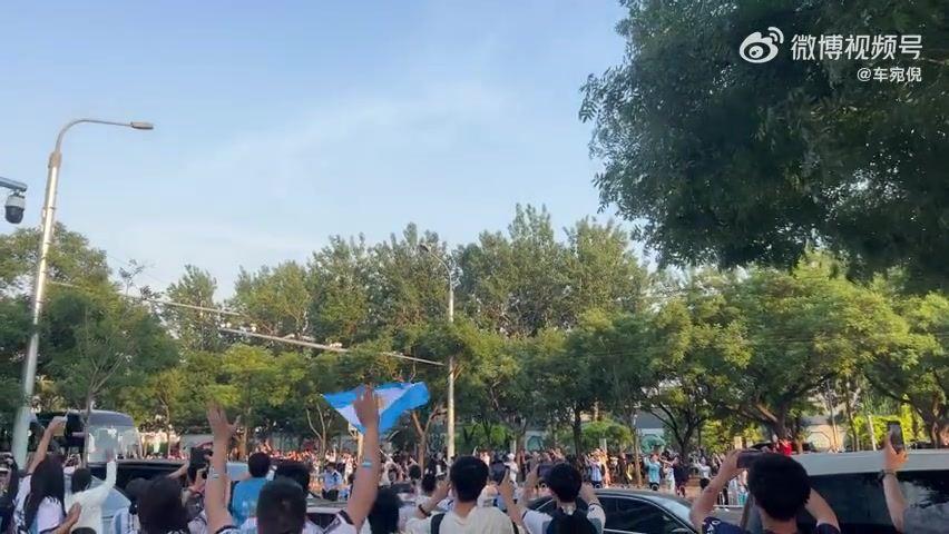 大战在即！阿根廷队抵达工体，球迷夹道欢迎