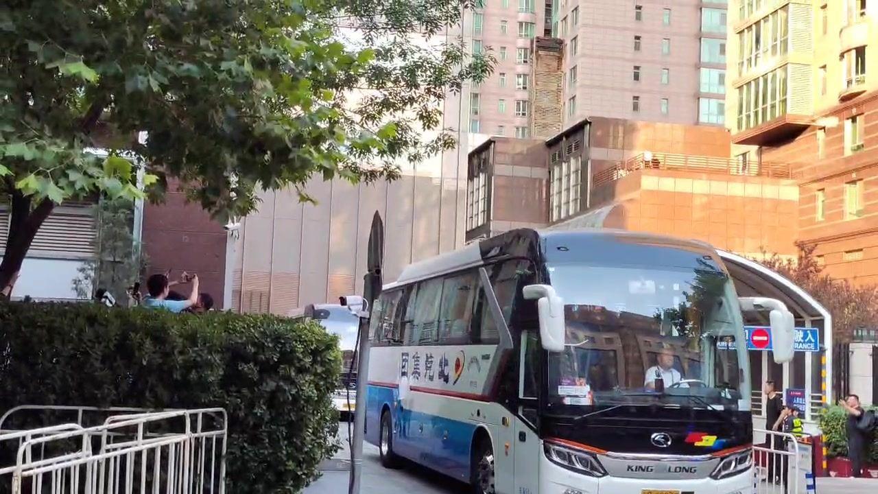 宠粉！阿根廷全队出发前往工体，大巴窗帘全开方便与球迷互动