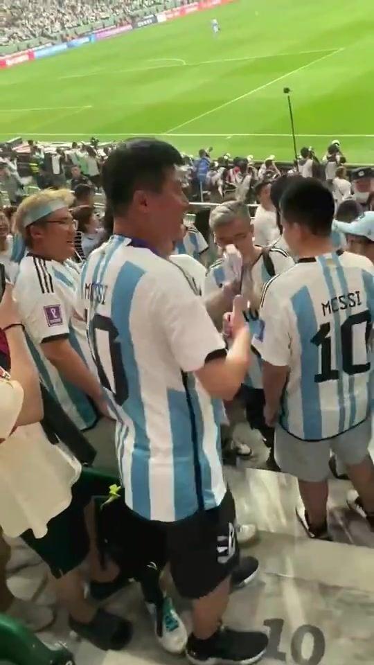 冲进球场的球迷回到看台，球迷纷纷合影自己说“还没到18岁”