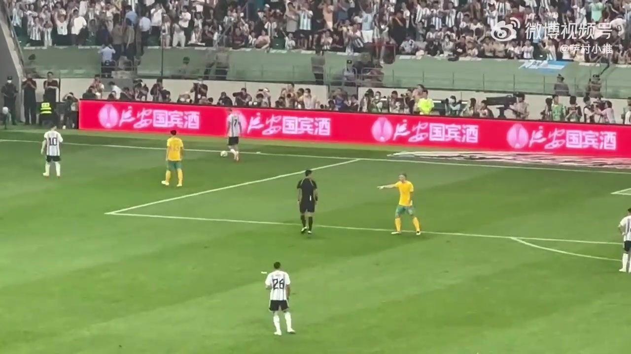 一气呵成！球迷从数米高看台跳下，抱梅西 溜安保 与大马丁击掌