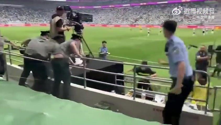 原来不止一个人还有球迷企图冲进场，被安保制服并押出场