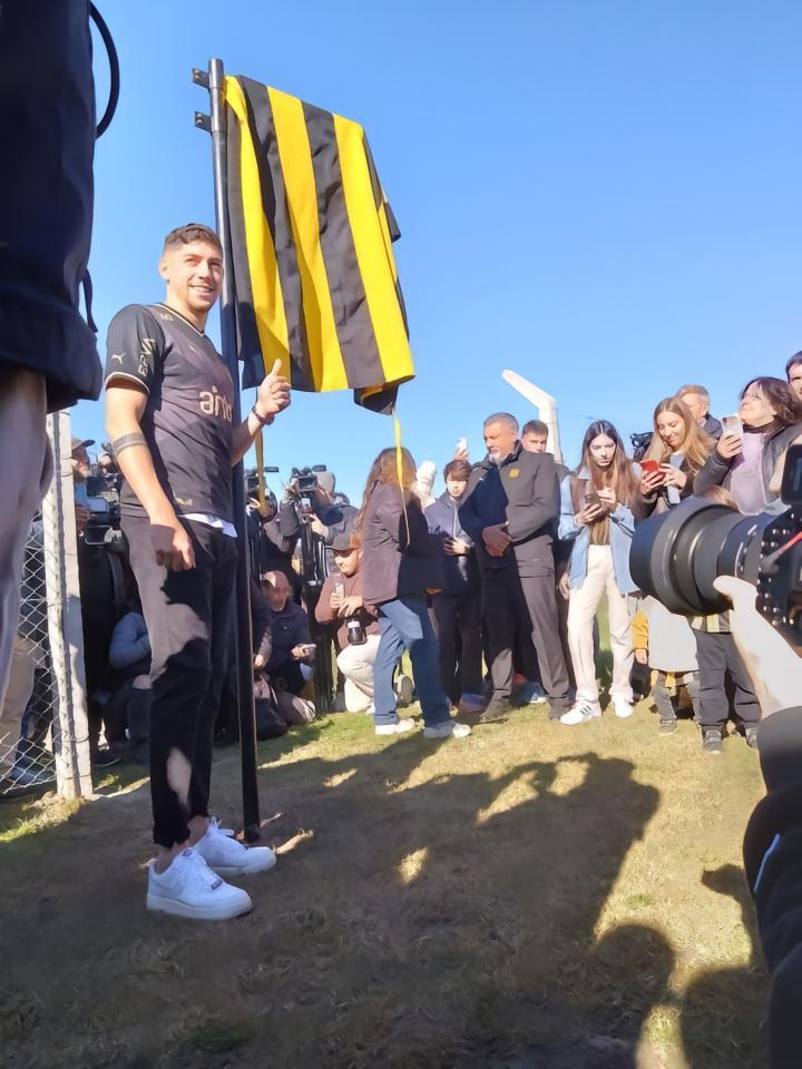 瓦尔维德为家乡体育市第一座以他名字命名的官方球场