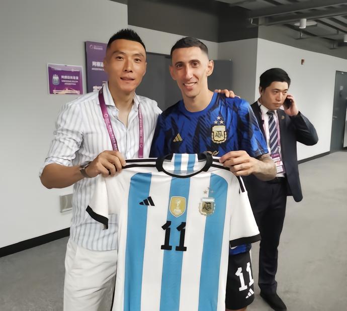 见老队友，于大宝和迪马利亚合影留念并获赠球衣
