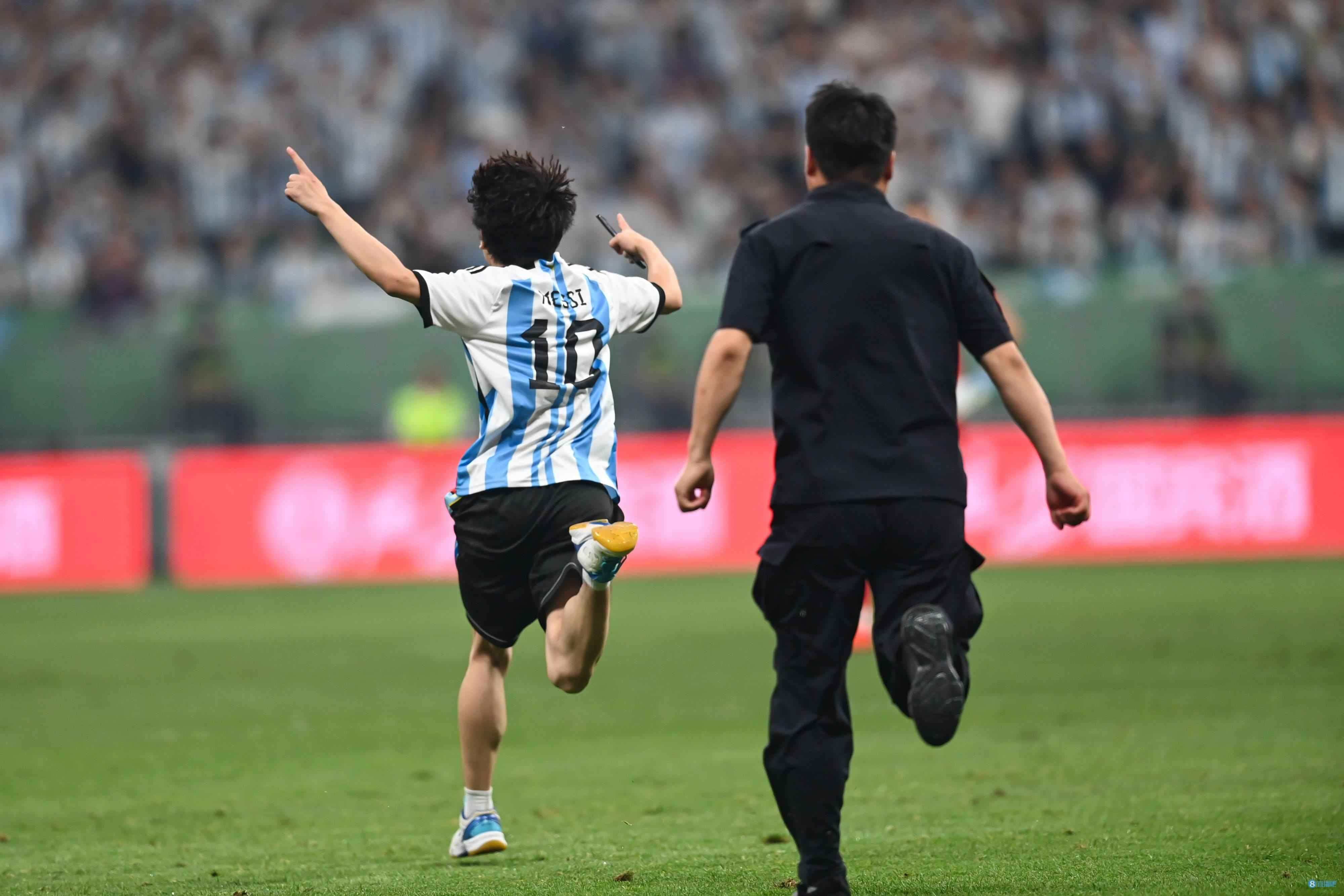 记者谈球迷入场：不守规矩得其所想还被叫好，对未成年是帮是害？