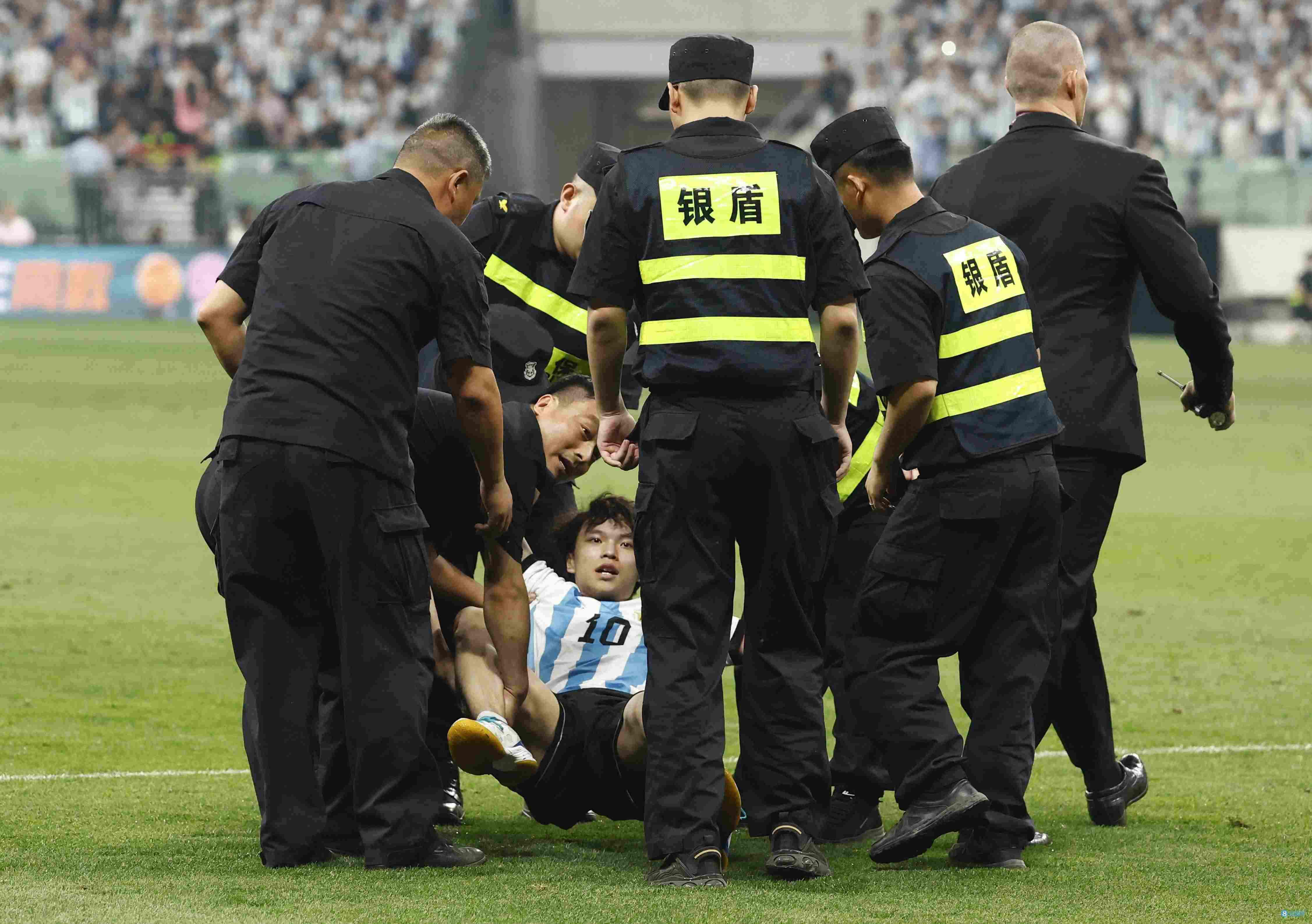 球迷冲进场会让安保人员丢饭碗？安保公司：等官方结果再做研判