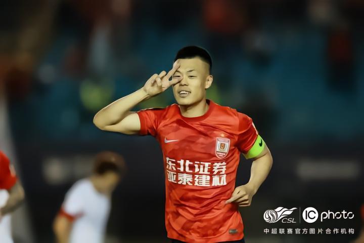 亚泰射手谭龙：热爱是坚持的理由 我踢到40岁应该没问题