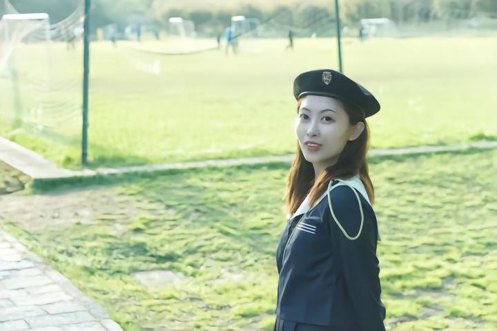 女球迷采访：东北姑娘因谢晖圈粉大连；谈及J罗她时常意难平