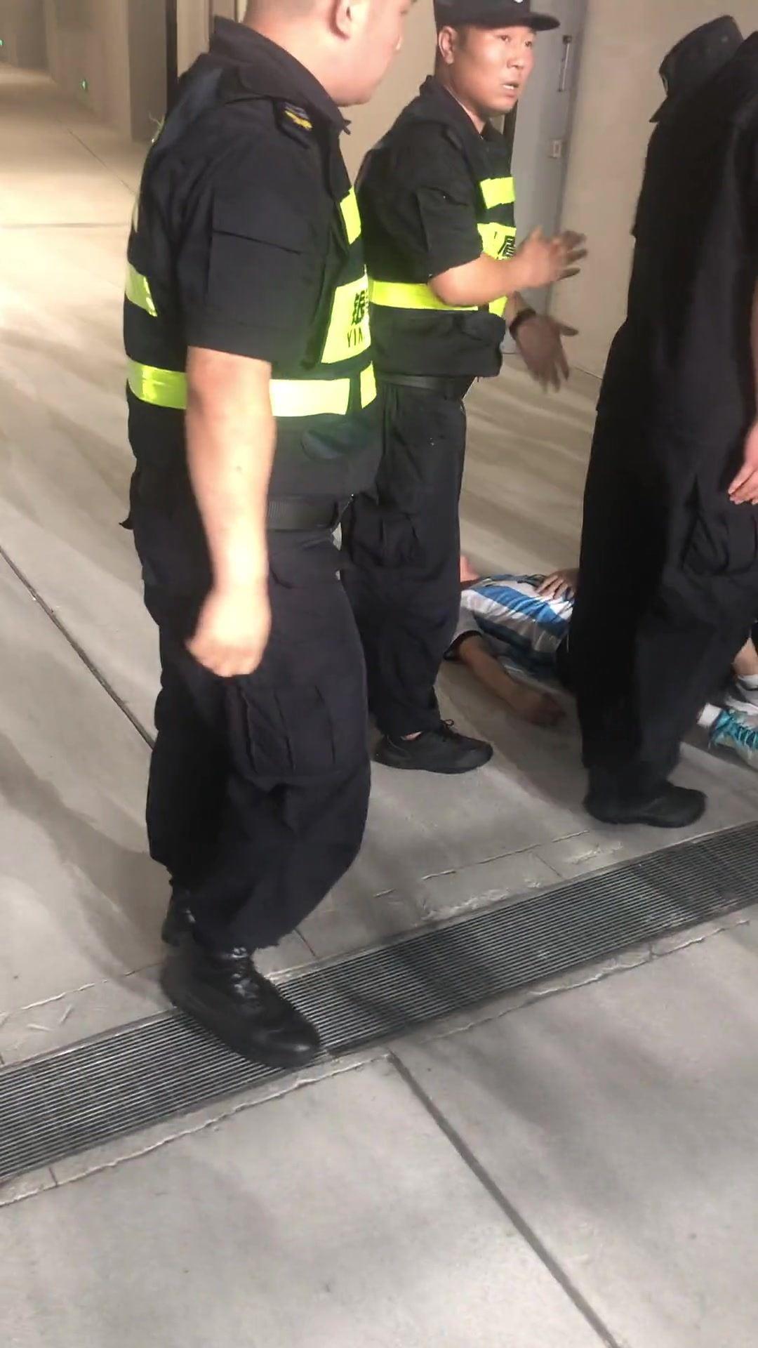 第一现场：安保将冲场抱梅西的球迷抬到球员通道，送还手机 放人