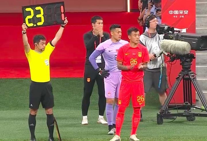 在家乡登场！王大雷四年来首次在国际A级赛事中出场