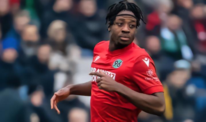 官方：20岁拜仁外租后卫阿雷-姆比正式免费转会加盟汉诺威96