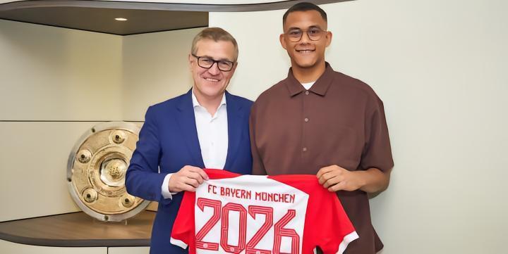 官方：拜仁与18岁中卫布赫曼签下职业合同，签至2026年