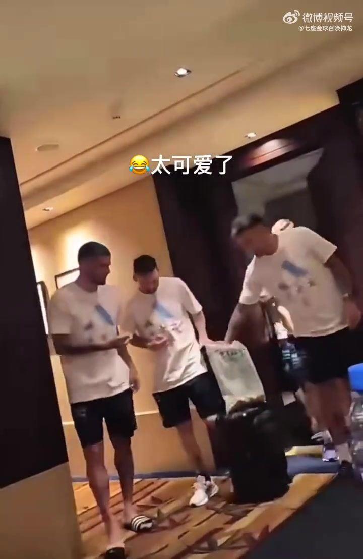 太省了？梅西当着镜头将掉在地上的食物捡起，随即一口吃掉