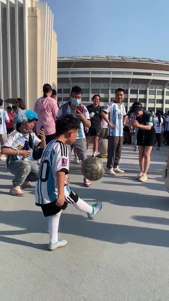 ESPN晒视频：梅西小球迷在工体表演连续颠球，众人围观拍视频