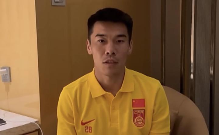 王秋明谈国足首秀：国家队很团结且氛围好，会尽我所能去付出