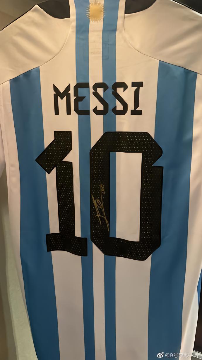 李毅在社媒晒出梅西签名球衣，并配上三个“咧嘴笑”的表情