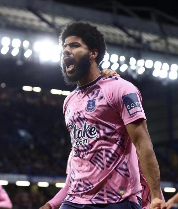 转会更新：伊普斯维奇350万英镑报价埃弗顿前锋西姆斯