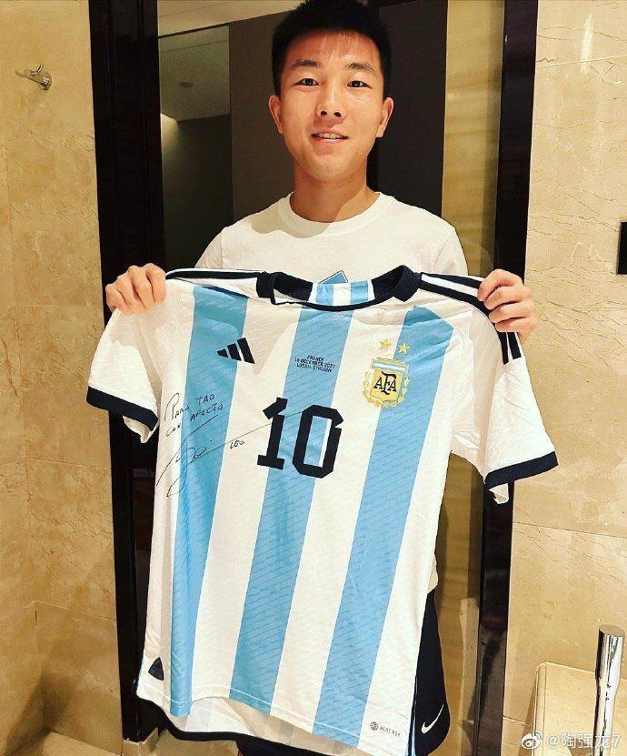 这次是真的，陶强龙获得梅西TO签！此前韦世豪曾给陶强龙签messi