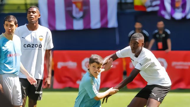 以高欺矮，莫斯克拉兄弟代表瓦伦西亚参加西甲希望之星赛