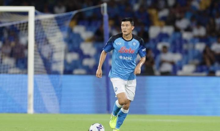 据全市场报道，曼联仍是金玟哉的首选，而拜仁已接触