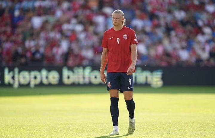 输球心情欠佳，哈兰德因赛后无视球迷合影、签名请求被嘘