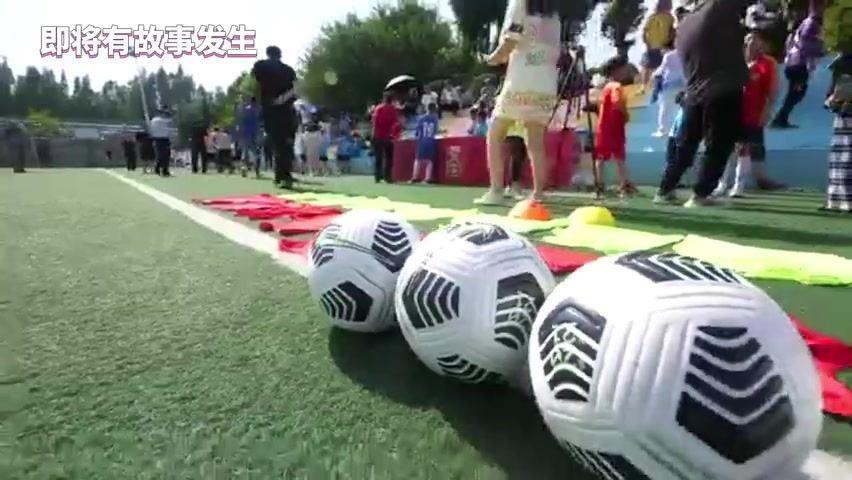 国足公益活动，扬科维奇和王大雷、刘殿座、孙国文来到东北路小学