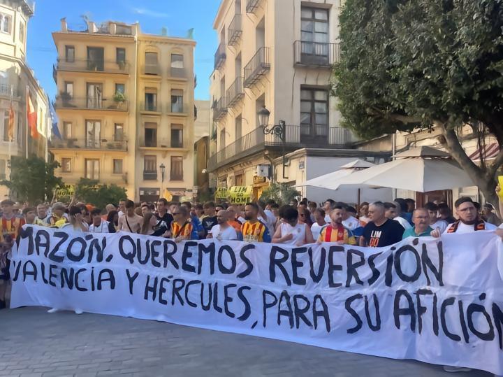 球迷走上瓦伦西亚街头，呼吁新大区主席救救瓦伦西亚和大力神