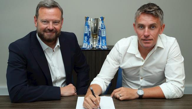 官方 : 伊普斯维奇与主帅基兰-麦肯纳签下续约合同