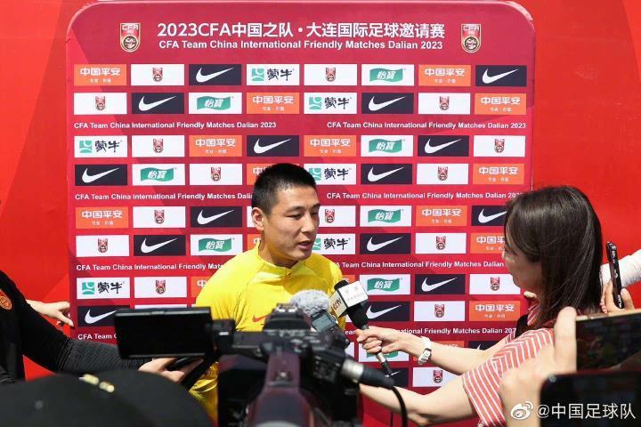 6月18日上午，中国国家男子足球队继续在大连梭鱼