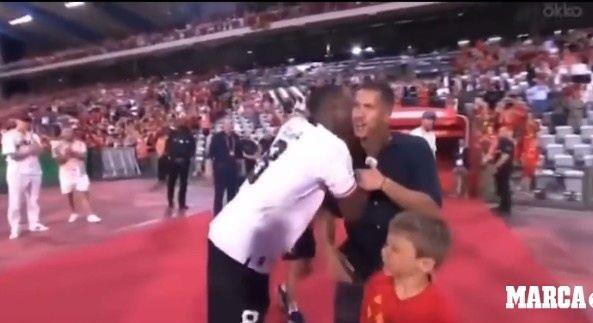 阿拉巴在奥地利与比利时赛后让观众为阿扎尔鼓掌，并亲了对方一口