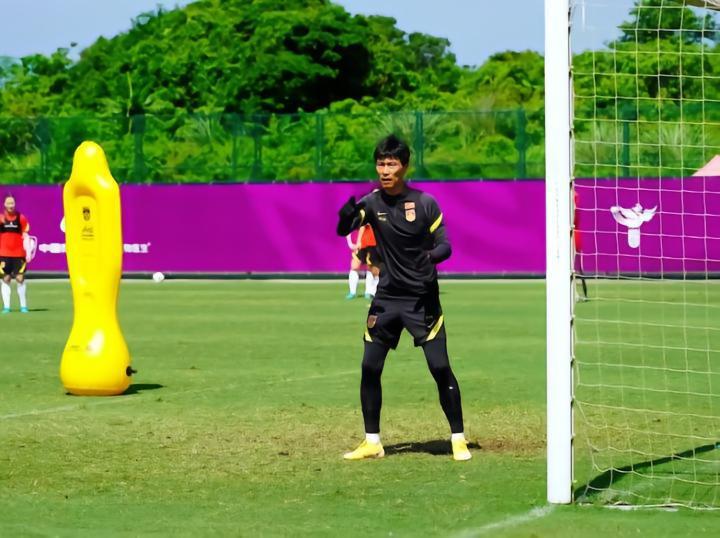 区楚良笑谈“村超踢国足”：居然还有人说这么大逆不道的话