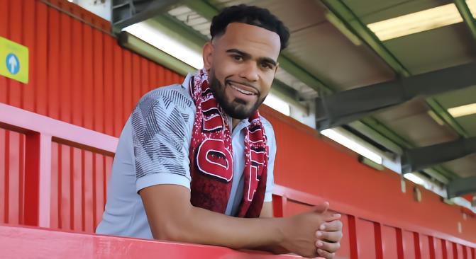 官方 : 斯蒂夫尼奇免签朴茨茅斯中场路易斯-汤普森