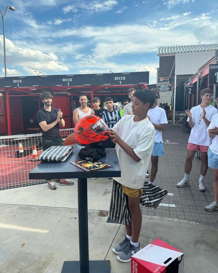 C罗女友晒迷你罗照片：你让我觉得自己是世界上最幸运的妈妈