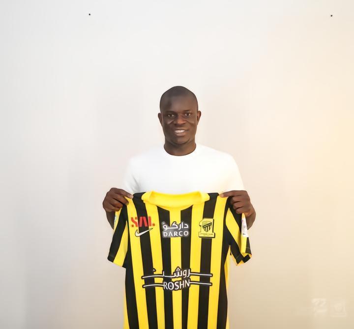 记者：利雅得胜利说服坎特离开蓝军，结果他被分配给吉达联合