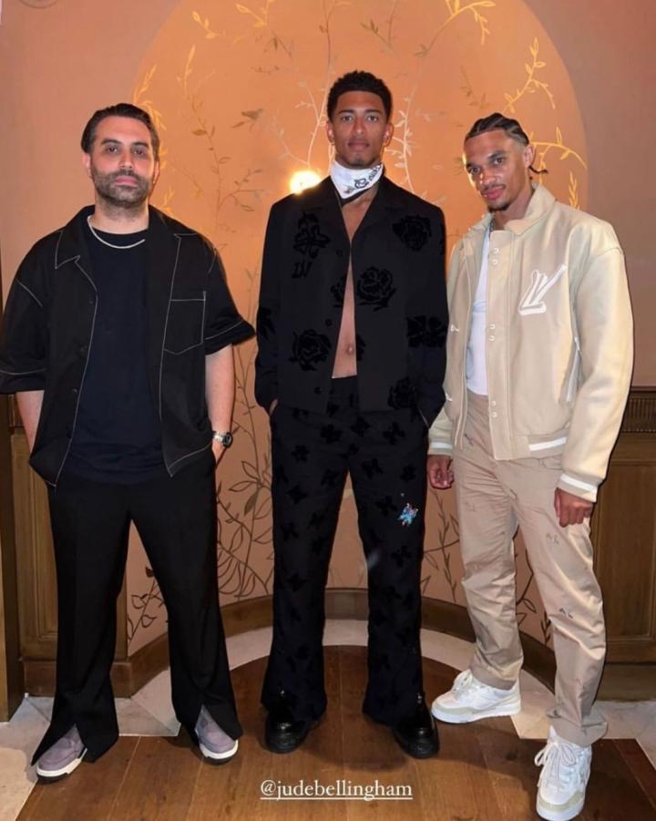 换发型了！阿诺德与贝林厄姆受邀出席LV的活动并合影