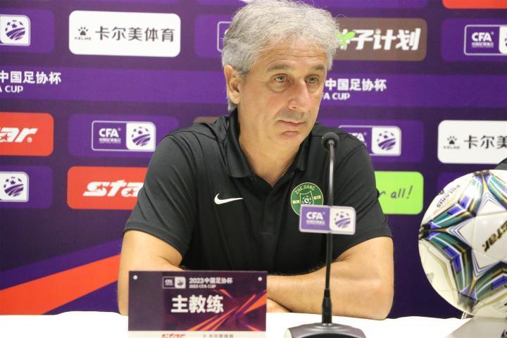 在刚刚结束的足协杯第三轮赛前新闻发布会上，主教练