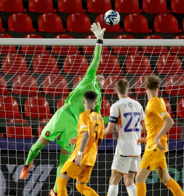 囧荷欧青赛首轮战平，费尔布鲁亨多次救险