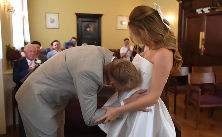 喜结连理！拉姆斯代尔与已怀孕的女友举行婚礼