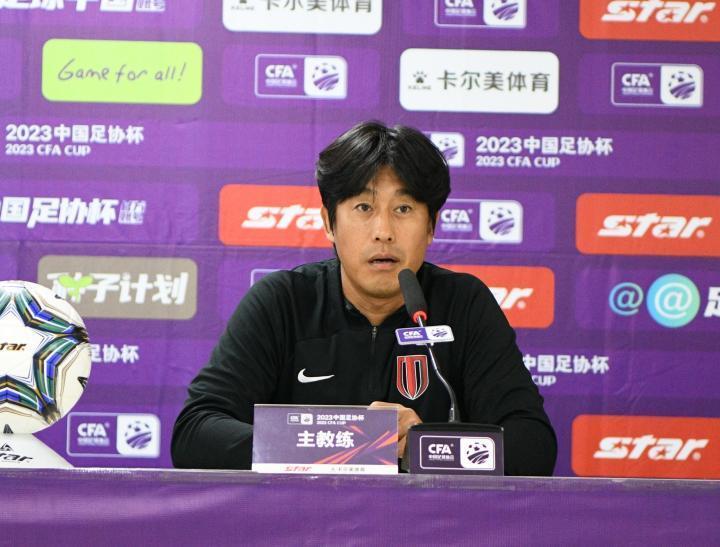 6月22日下午，成都蓉城队主教练徐正源和球员冯卓