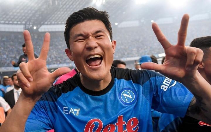 记者：拜仁总监与金玟哉经纪人会谈，进展顺利但未达成协议