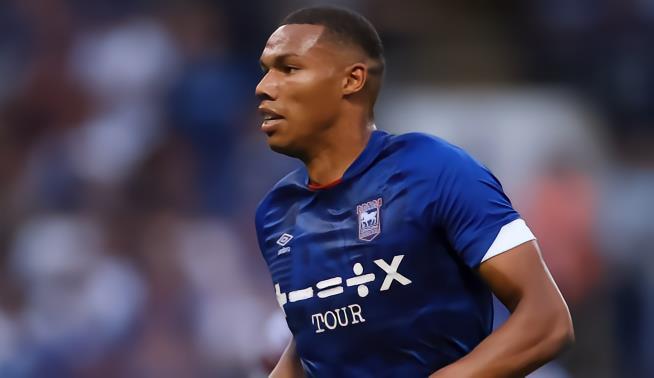 官方 : 伊普斯维奇后卫恩达巴租借加盟基尔马诺克